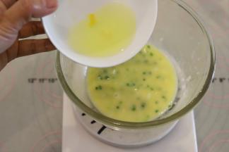 当黄油降至手温的时候加入蛋白，搅拌均匀。