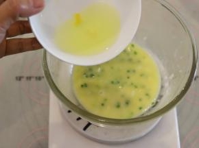 当黄油降至手温的时候加入蛋白，搅拌均匀。