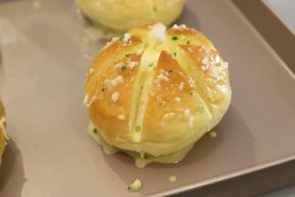 随意地刷在面包上面，也可倒入一些在奶酪夹心上。