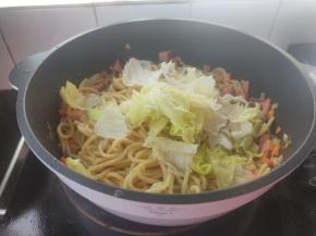 最后加入西生菜，简单炒匀即可。