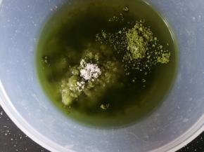 把水，艾草粉和糖放入一个碗中