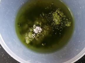 把水，艾草粉和糖放入一个碗中