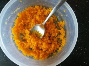 蒸熟的咸蛋黄用勺子碾碎