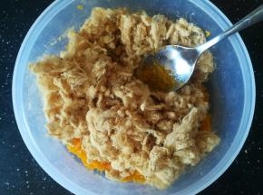 加入肉松和沙拉酱