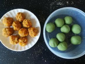 馅料分成15g一个的小团。面团分成20g一个