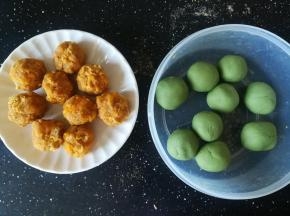 馅料分成15g一个的小团。面团分成20g一个