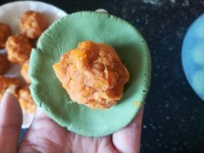 取一个面团压扁，放入馅料。捏紧收口