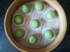 蒸笼中放油纸。收口朝下，放在油纸上