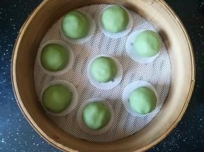 蒸笼中放油纸。收口朝下，放在油纸上