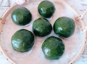 蒸好后，趁热刷上熟油。