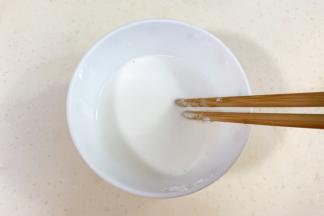 澄粉中加热水拌匀。