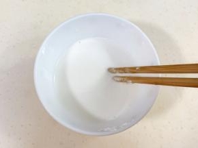 澄粉中加热水拌匀。