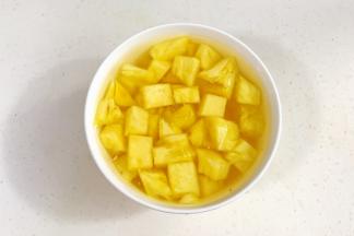 菠萝切小丁放入盐水中浸泡半小时，捞出备用。