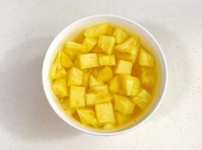 菠萝切小丁放入盐水中浸泡半小时，捞出备用。
