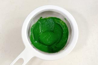 过筛，留取菠菜泥。