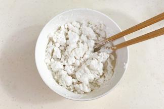 糯米粉中加温水拌拌。