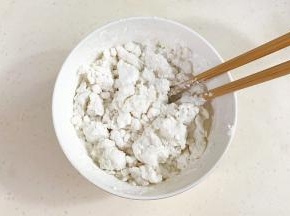 糯米粉中加温水拌拌。
