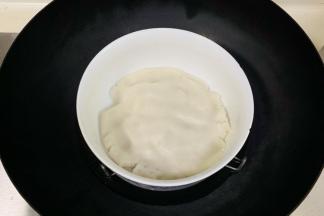 入沸腾的锅中煮10分钟。记得盖上保鲜膜，扎几个孔洞透气。