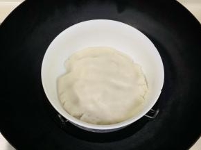 入沸腾的锅中煮10分钟。记得盖上保鲜膜，扎几个孔洞透气。