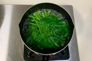 菠菜入沸水锅中焯1分钟捞出。