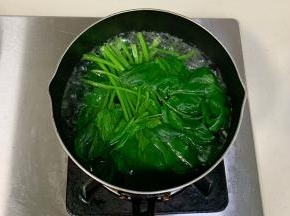 菠菜入沸水锅中焯1分钟捞出。
