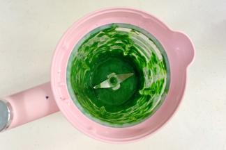 放入料理机中搅打细腻。