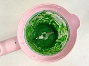 放入料理机中搅打细腻。