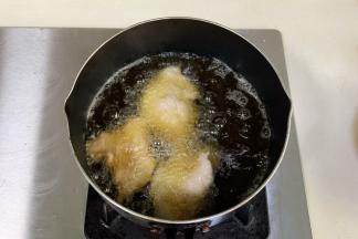 油温六七成热时，依次放入肉片炸至微黄捞出。（建议一片一片下锅炸，以免粘连）