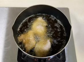 油温六七成热时，依次放入肉片炸至微黄捞出。（建议一片一片下锅炸，以免粘连）