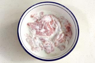 倒入腌制好的肉片中，让肉片均匀裹满面糊。