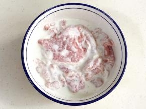 倒入腌制好的肉片中，让肉片均匀裹满面糊。