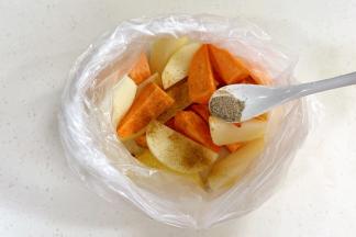 加1/2小匙黑胡椒粉和1小匙孜然粉。