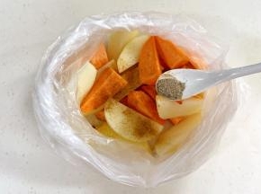 加1/2小匙黑胡椒粉和1小匙孜然粉。