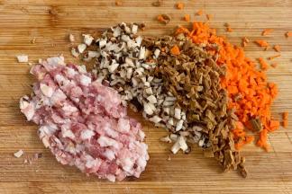 五花肉、香菇、笋干和胡萝卜切碎。