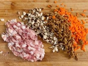 五花肉、香菇、笋干和胡萝卜切碎。