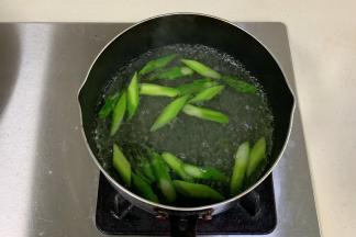 芦笋倒入沸腾的锅中焯水，捞出过凉水备用。