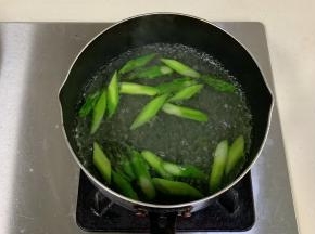 芦笋倒入沸腾的锅中焯水，捞出过凉水备用。