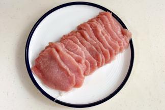 里脊肉切成均匀的薄片。