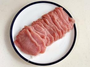 里脊肉切成均匀的薄片。