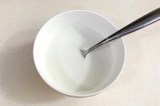 50克的清水倒入100克土豆淀粉中，拌匀。