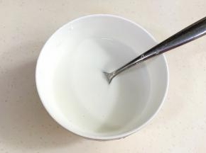 50克的清水倒入100克土豆淀粉中，拌匀。