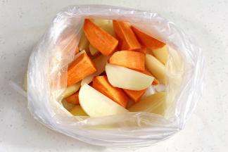 土豆和红薯去皮切块，放入保鲜袋中，加1小匙盐。