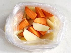 土豆和红薯去皮切块，放入保鲜袋中，加1小匙盐。