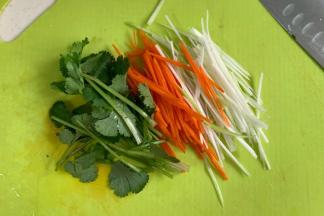大葱和胡萝卜切丝，香菜切段。