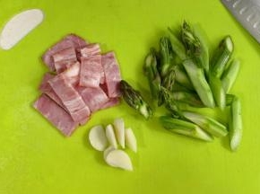 切好培根、蒜片和芦笋。