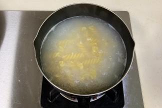 意面放入沸腾的锅中，加几滴橄榄油和1小匙盐煮8分钟煮至捞出。