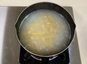 意面放入沸腾的锅中，加几滴橄榄油和1小匙盐煮8分钟煮至捞出。