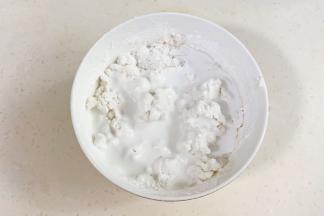 两种面糊混合，加猪油揉成不粘手的面团。