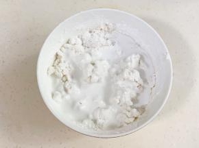 两种面糊混合，加猪油揉成不粘手的面团。