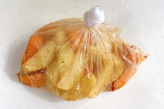 系好保鲜袋，晃动土豆红薯块，腌制10分钟。